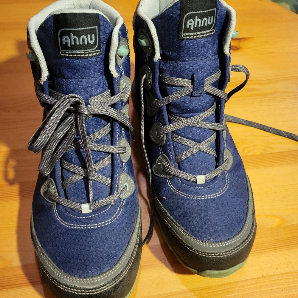 Ahnu Sugarpine Women's Air Mesh Waterproof Hiking Boots size 10.